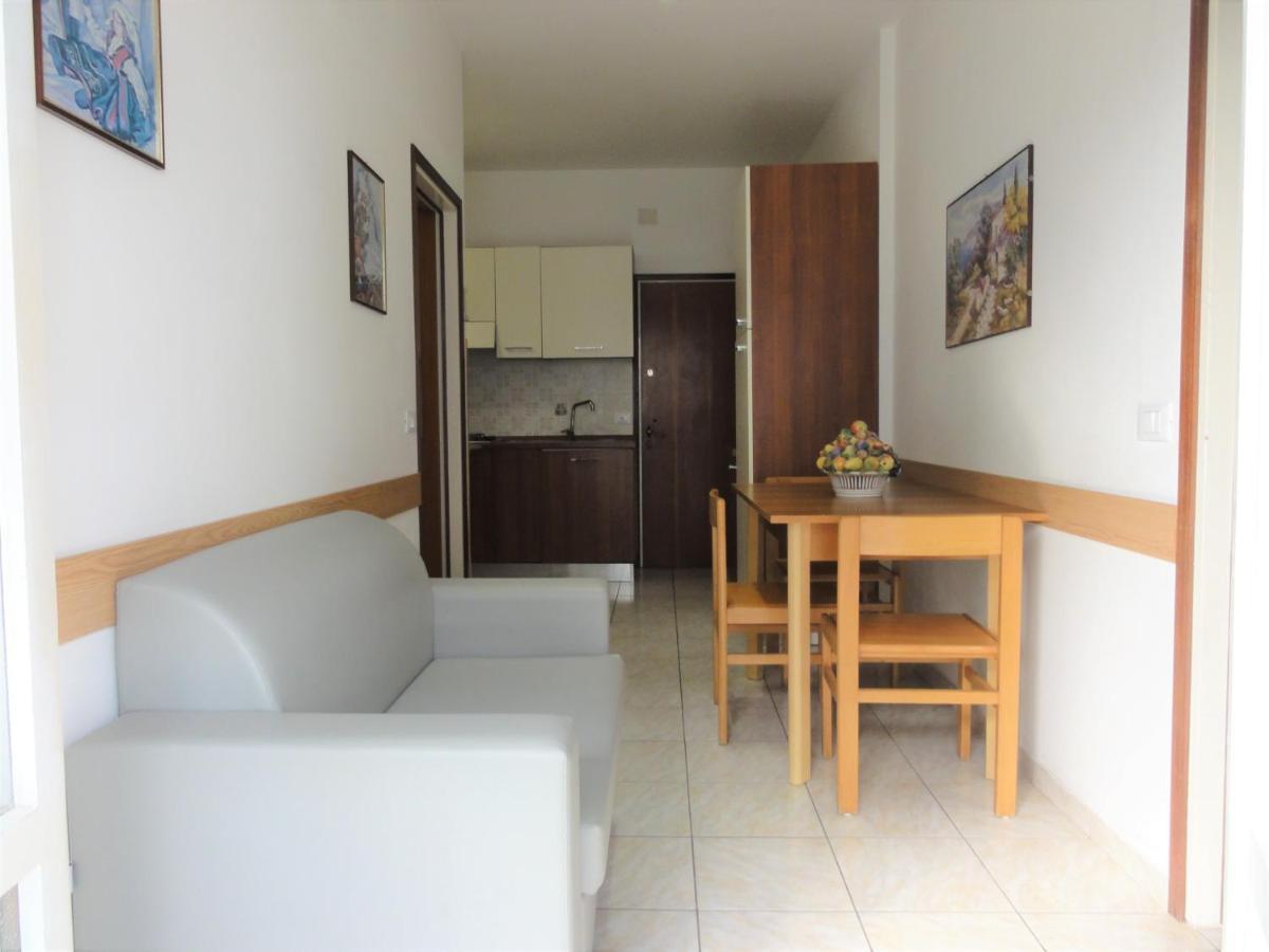 Ivana - Appartamenti Bibione Ruang foto